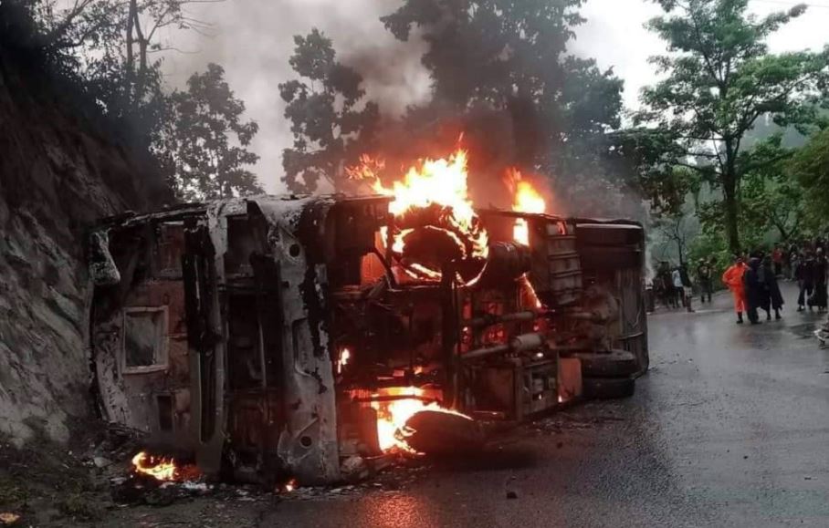 दाउन्नेमा बस पल्टिएर आगलागी हुँदा २१ जना घाइते, ६ जनाको अवस्था चिन्ताजनक